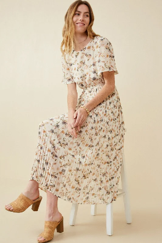 Plus size dresses with durable fabrics endure wear -Soft Floral Pleated Skirt Short Sleeve Dress